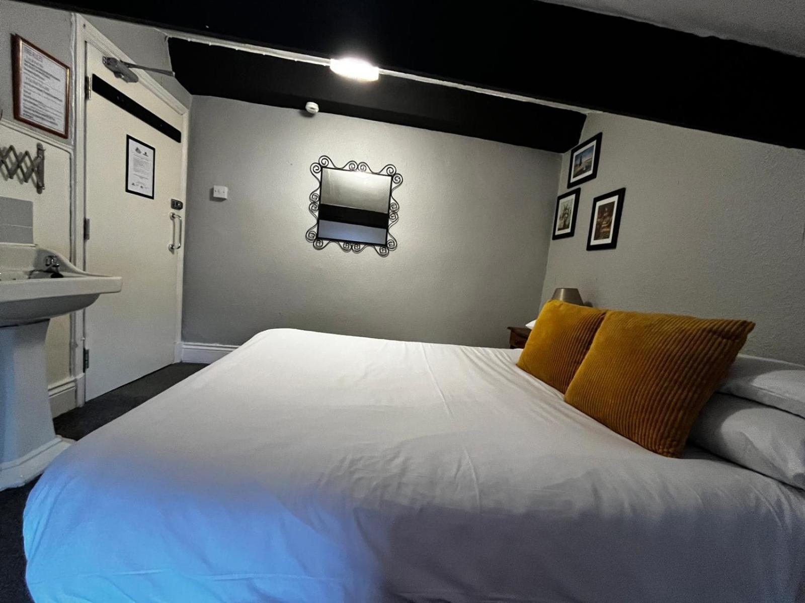 Black Bull Hotel Рийт Екстериор снимка